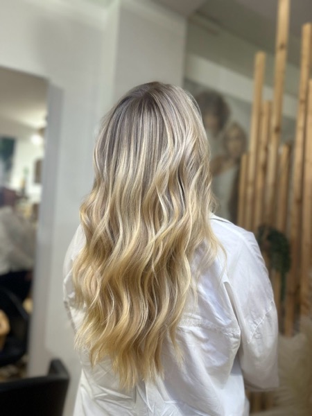 Balayage blond réalisé au salon XOXO COIFFURE Paris 6e
