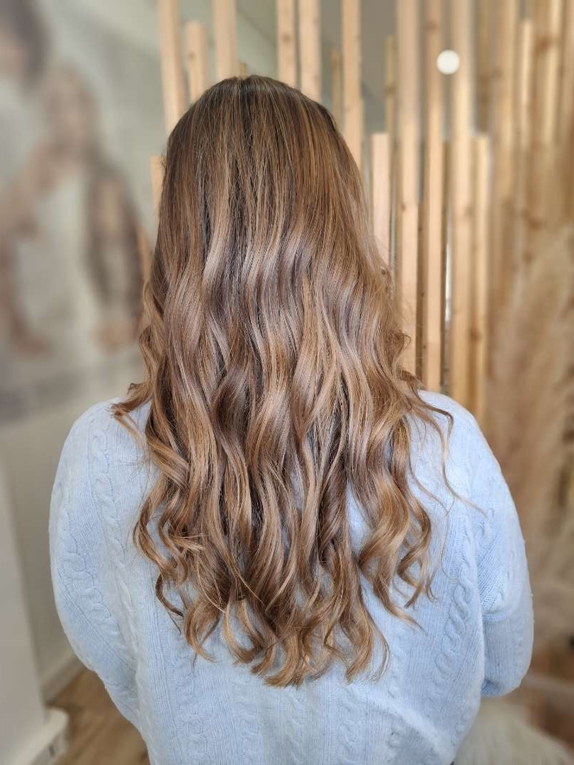 Balayage caramel avec ondulations vue de dos réalisé au salon XOXO COIFFURE Paris 6e