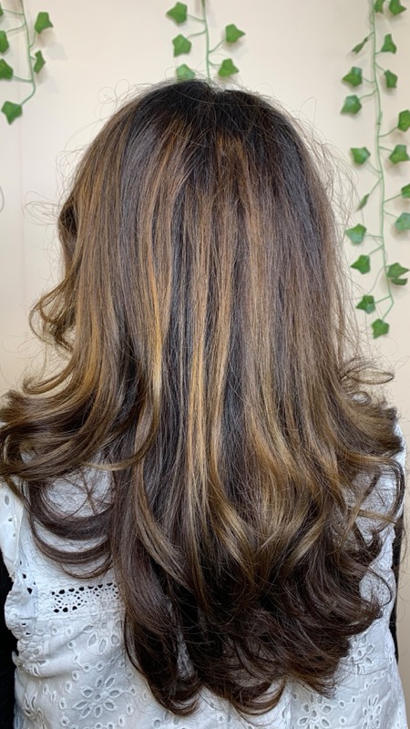 Balayage miel naturel réalisé au salon XOXO COIFFURE Paris 6e