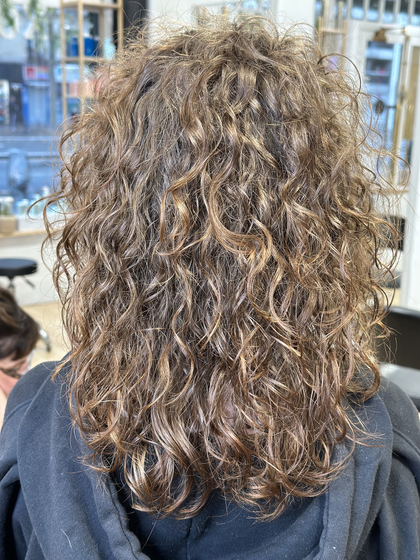 Boucles avec mouvement naturel réalisées au salon XOXO COIFFURE Paris