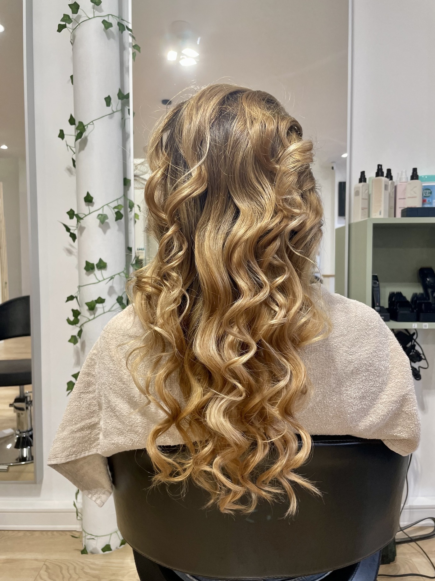 Cheveux longs bouclés coiffure tendance chez XOXO COIFFURE Paris