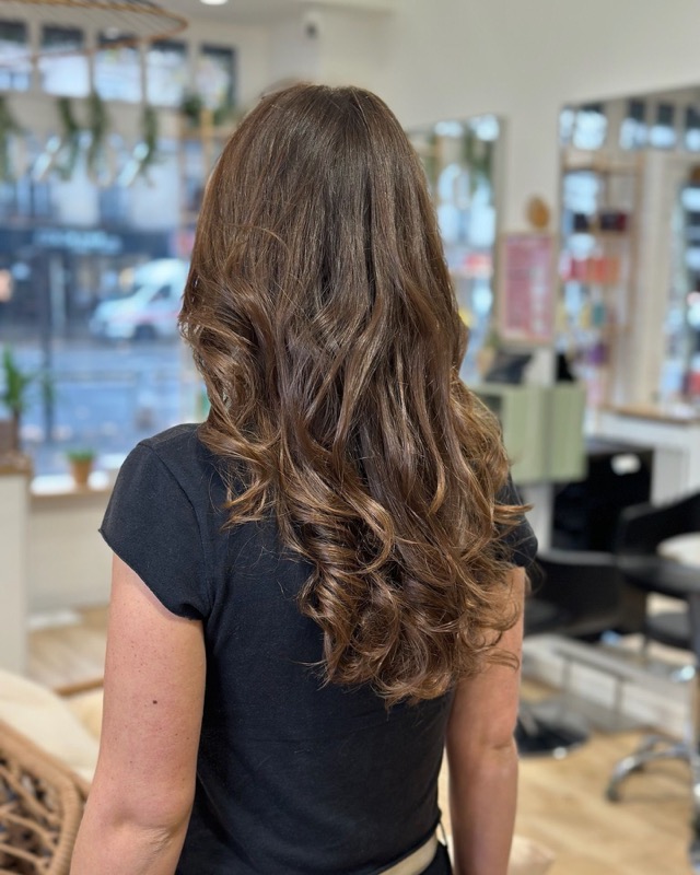 Coupe courte femme moderne réalisée chez XOXO COIFFURE Paris 6ème